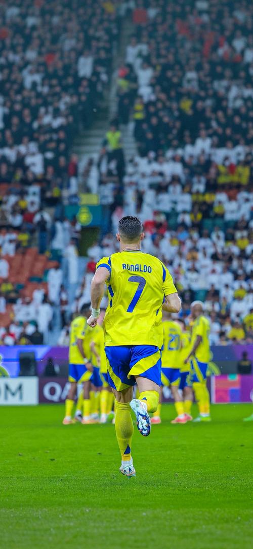 阿莫林被解雇后与妻子微笑现身