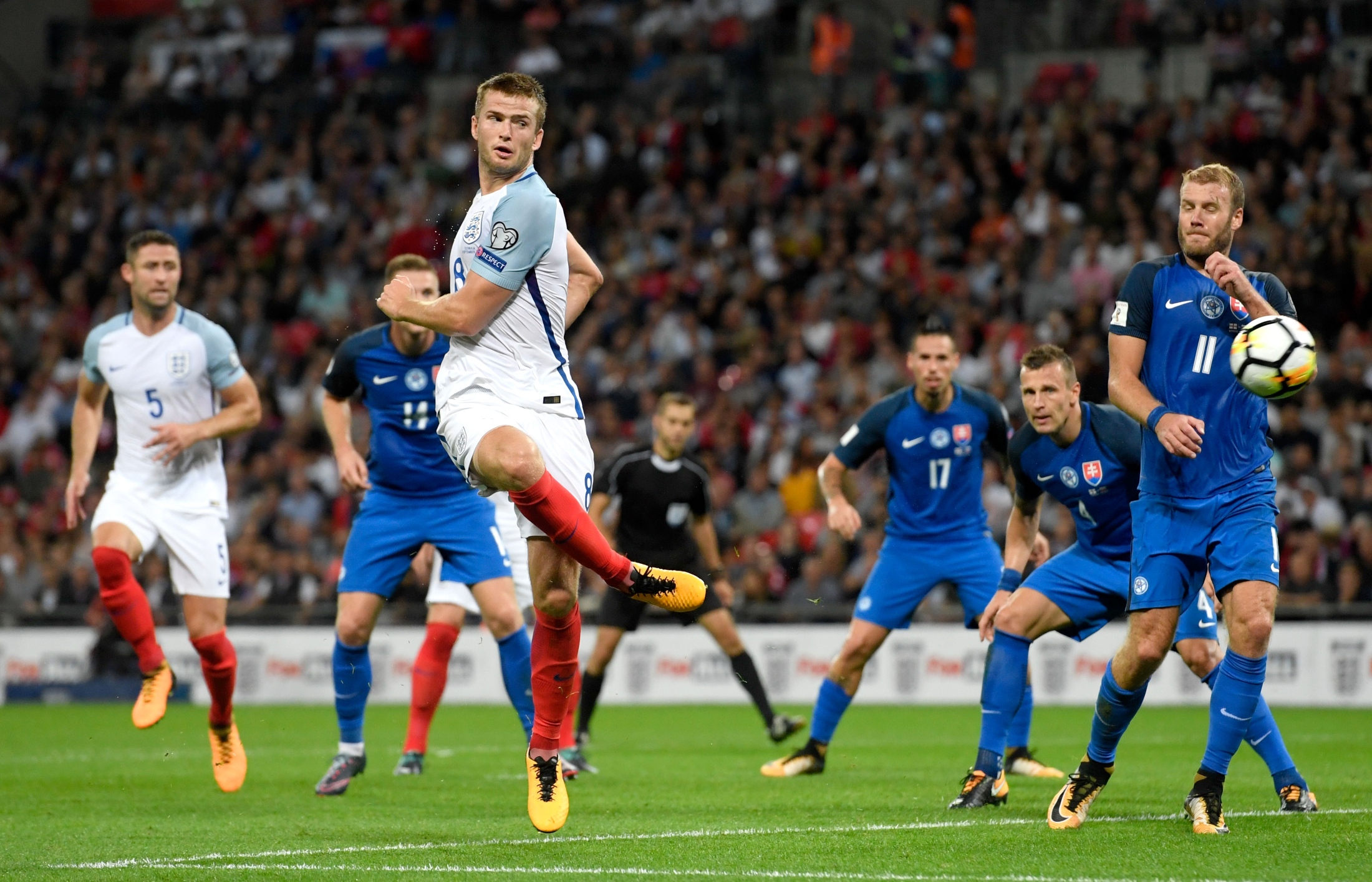 杜埃破门登贝莱建功 大巴黎2-1距榜首1分