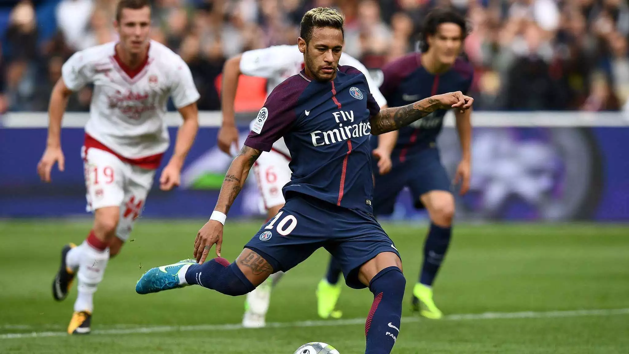 女员工下班后在《闪电十一人》中捏“野兽先辈”角色