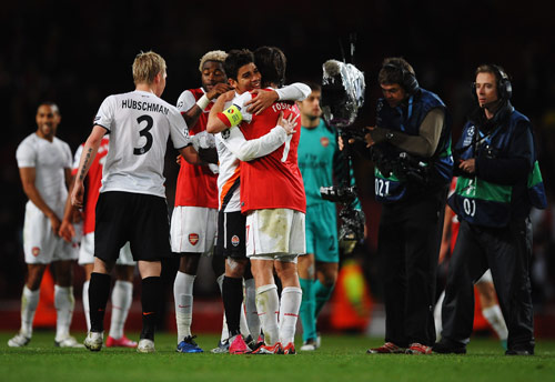 西甲西乙赛季中场休息：皇家奥维耶多与体育俱乐部的悬崖边舞蹈